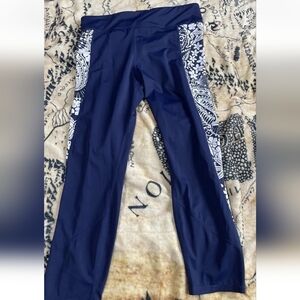 Tommy Bahama Size Medium Blue And White Athletic Leggings Floral Print